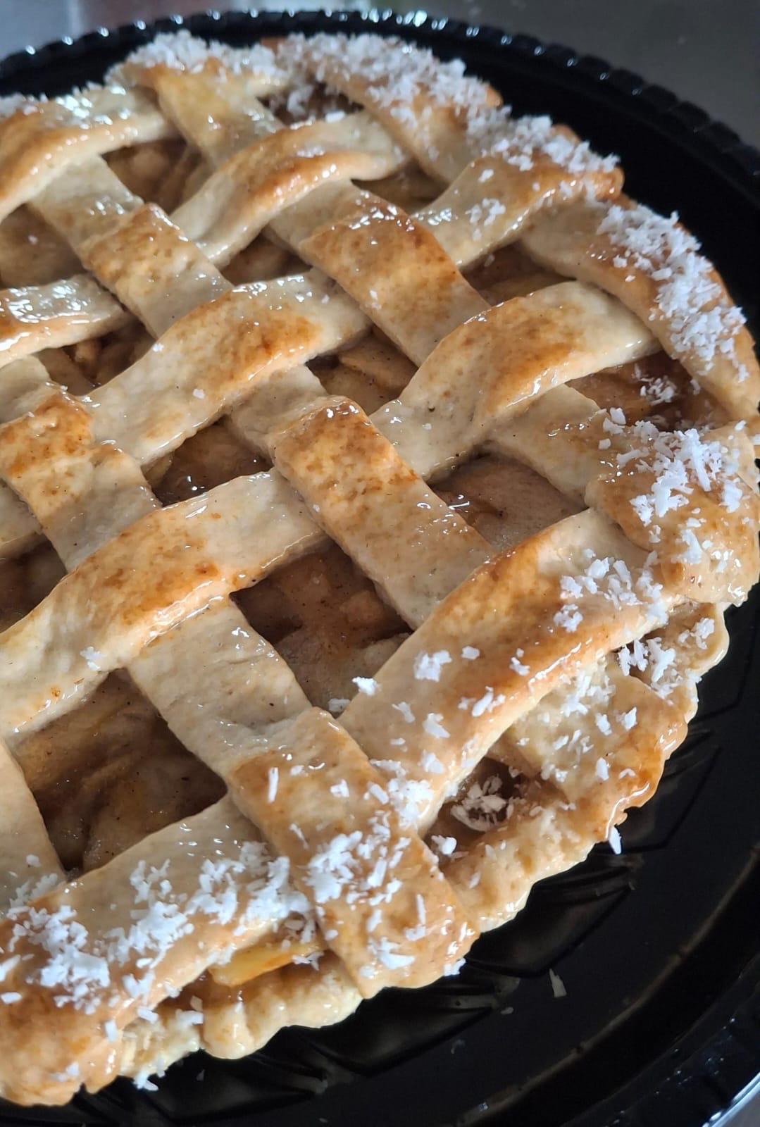 Kuchen de manzana entero con cubierta de masa